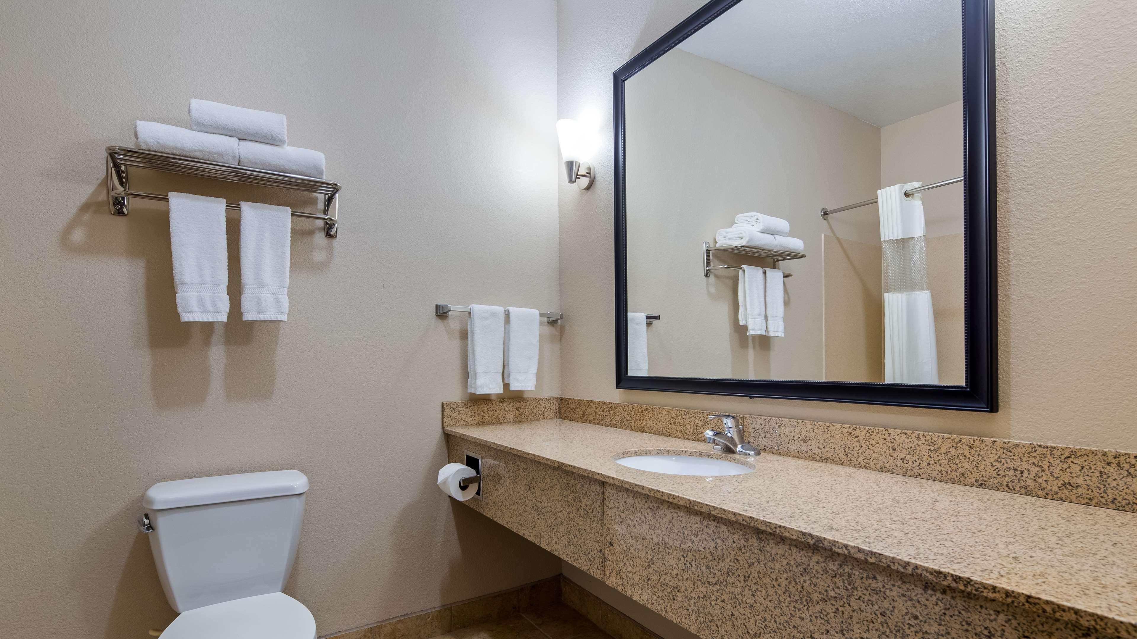 Best Western Plus Eastgate Inn & Suites Wichita Bagian luar foto