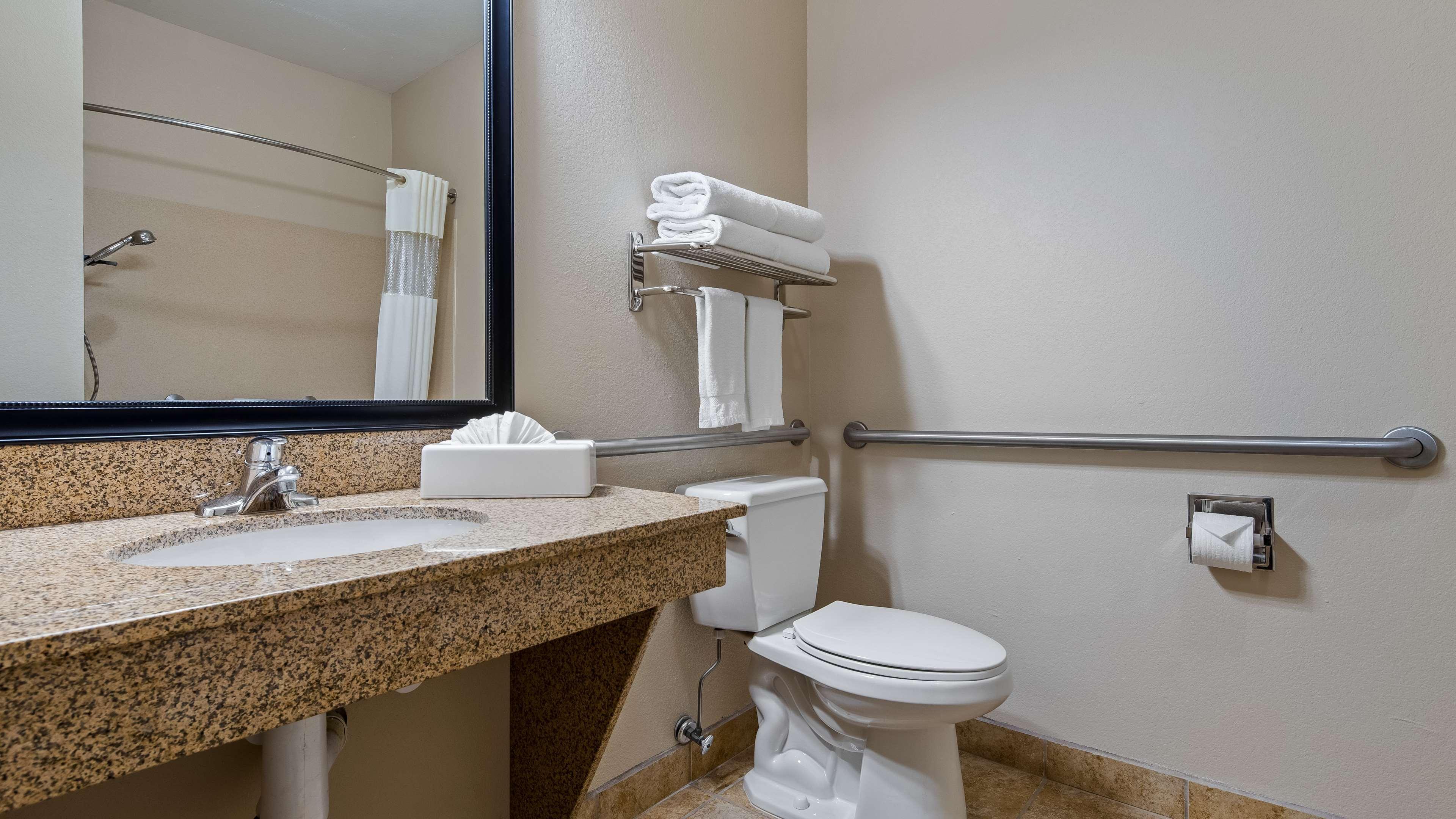 Best Western Plus Eastgate Inn & Suites Wichita Bagian luar foto