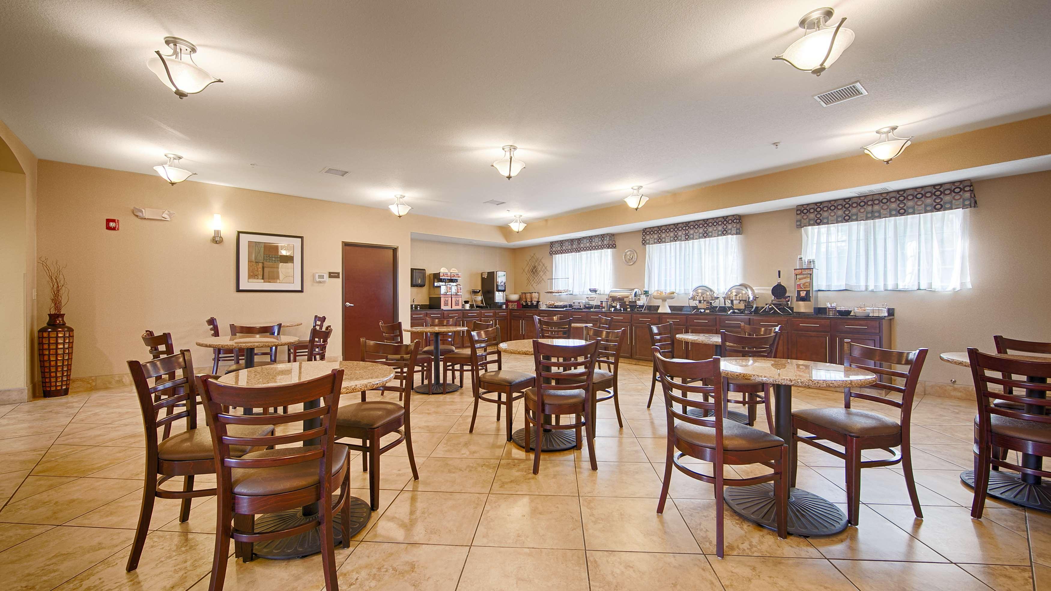 Best Western Plus Eastgate Inn & Suites Wichita Bagian luar foto