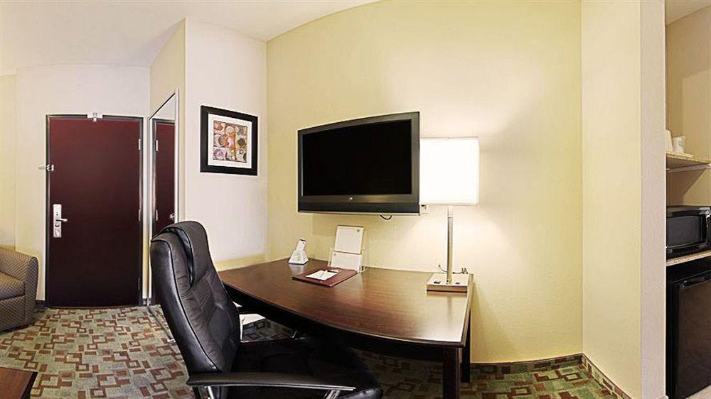 Best Western Plus Eastgate Inn & Suites Wichita Bagian luar foto